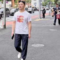 网爆:“刘强东穿猪猪侠T恤现身日本”被偶遇