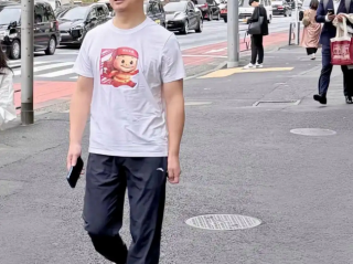 网爆:“刘强东穿猪猪侠T恤现身日本”被偶遇