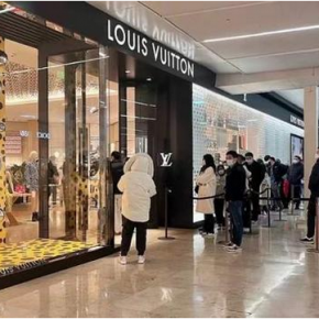 LV将涨价20%，人群挤爆奢侈品店，世界首富：中国人手里有钱！